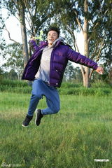 组图：周柏豪吴雨霏顶烈日穿棉服不喊苦