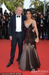 组图：海耶克戛纳携夫走秀 深V黑裙大秀傲人双峰