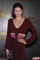 组图：吴尊当爸派红包 吴镇宇走秀范儿足获赞