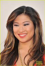 组图：《欢乐合唱团》韩裔女演员爆乳秀八字奶