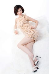 组图：于咏琳拍新写真 肉粉色斜肩小礼服出镜