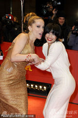 高清：《仰天长啸》首映 导演维多利亚被面具男抱起