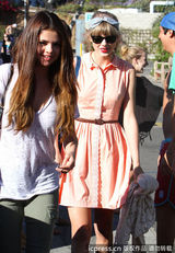 组图：小天后斯威夫特与戈麦斯相约出街