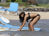 高清组图：蕾哈娜夏威夷度假 黑色比基尼秀身材