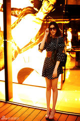 高清组图：高珑珂街拍LOOK 波点连衣裙秀美腿