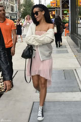 组图：蕾哈娜半透明抹胸性感凸点 露香肩展风情