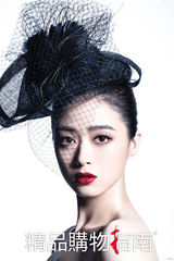 组图：蒋欣美妆封面五官精致娇俏可爱