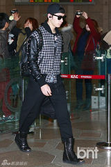 组图：2PM飞日本东京出席演唱会 潮装亮相机场