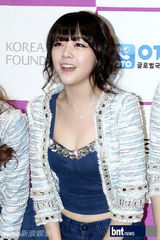 组图：GirlsDay等亮相某活动开幕献庆祝舞台