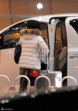 组图：丁丁素颜戴口罩深夜独自回京