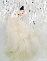 组图：张辛苑《时尚新娘》写真 再现纯净美感