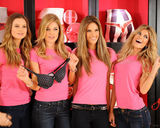 幻灯：维多利亚秘密内衣秀众超模纽约街头拍写真