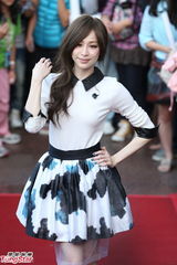 组图：王心凌宣传新专辑甩情伤 喜收大叔钻石