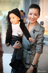 幻灯图：董洁带爱子出席某童装店开业 场面温馨