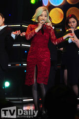 组图：SISTAR孝琳《冠军秀》夺冠 抛肩露腿肉感