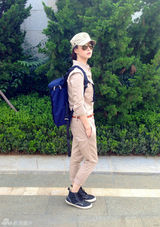 组图：蒋欣《新闺蜜》制服加身 乔装美女快递员