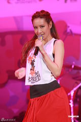 组图：李克勤郑欣宜开唱 鼓励年青人追梦