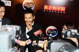 组图：华语传媒大奖 黄晓明黑超加面三次登台
