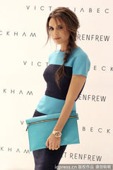 组图：贝嫂维多利亚撞色蓝裙亮相