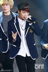 组图：TEENTOP粉丝见面会 卖萌扮女装引爆笑