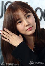 组图：尹恩惠首当导演新片首映 微笑尽显知性美