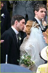 组图：布莱克片场披婚纱吻新郎 老公帅气探班