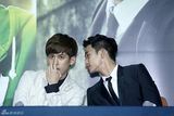 高清组图：金秀贤新片首映 花美男比谦虚钻桌子
