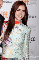 组图：莉莉亮相《作家们》首映 施瓦辛格儿子帅气