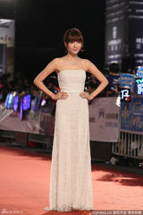 组图：台宅男女神郭雪芙亮相 白色裹胸裙显甜美