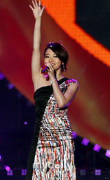 组图：宝儿张靓颖唱响首尔 Rain现场脱衣大秀热舞