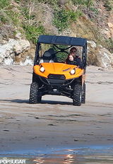 组图：朱莉皮特带娃度假 分头游玩温情十足