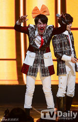 组图：SHINee打榜夺冠画花脸 朴志胤AOA性感　