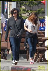 组图：暮光女低胸短袖露小蛮腰 心情放松现赘肉