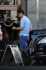 独家：李亚鹏开车赴按摩店 脚踩拖鞋便装入镜