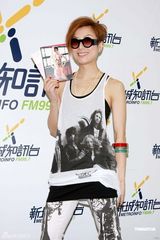 幻灯图：郑秀雯黑超现身 否认与安仔结婚传闻