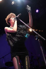 组图：郁可唯台湾开唱 陈升夸赞“十年难得一见”