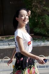 组图：李倩街拍写真 灿烂笑容活力十足