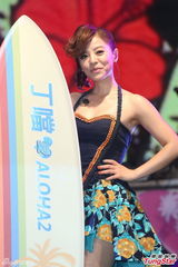 组图：丁当开唱秀电臀马达 MP脱衣湿身助阵