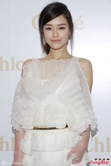组图：文咏珊吴千语均着白裙 与江若琳同场比拼