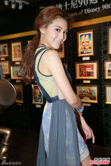 组图：周秀娜长腿露背出席活动否认四千万买房