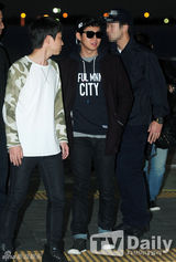 组图：JYJ飞赴越南 朴有天不惧绯闻现身机场