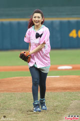 组图：Selina职棒开球姿势专业 自嘲非宅男女神