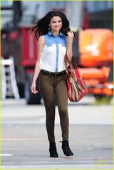 组图：赛琳娜妩媚街拍长发舞动 送飞吻粉唇诱人