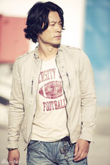 组图：谭凯曝时尚街拍 举手投足彰显 “熟男”魅力