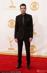 组图：出柜帅哥扎克瑞-昆图现身艾美红毯