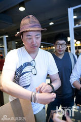 组图：尹施允李玹雨等众韩星为潮牌店站台