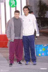 组图：刘璇香港变身主持人 打扮时尚“熊猫”袜出彩