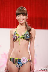 组图：亚姐佳丽泳装亮相 上围丰满玉腿毕露