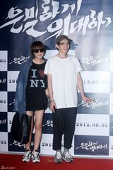 组图：裴勇俊捧场韩片首映 金贤重宋仲基齐亮相