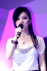 高清组图：邓紫棋北京签售 现场投入演唱新歌